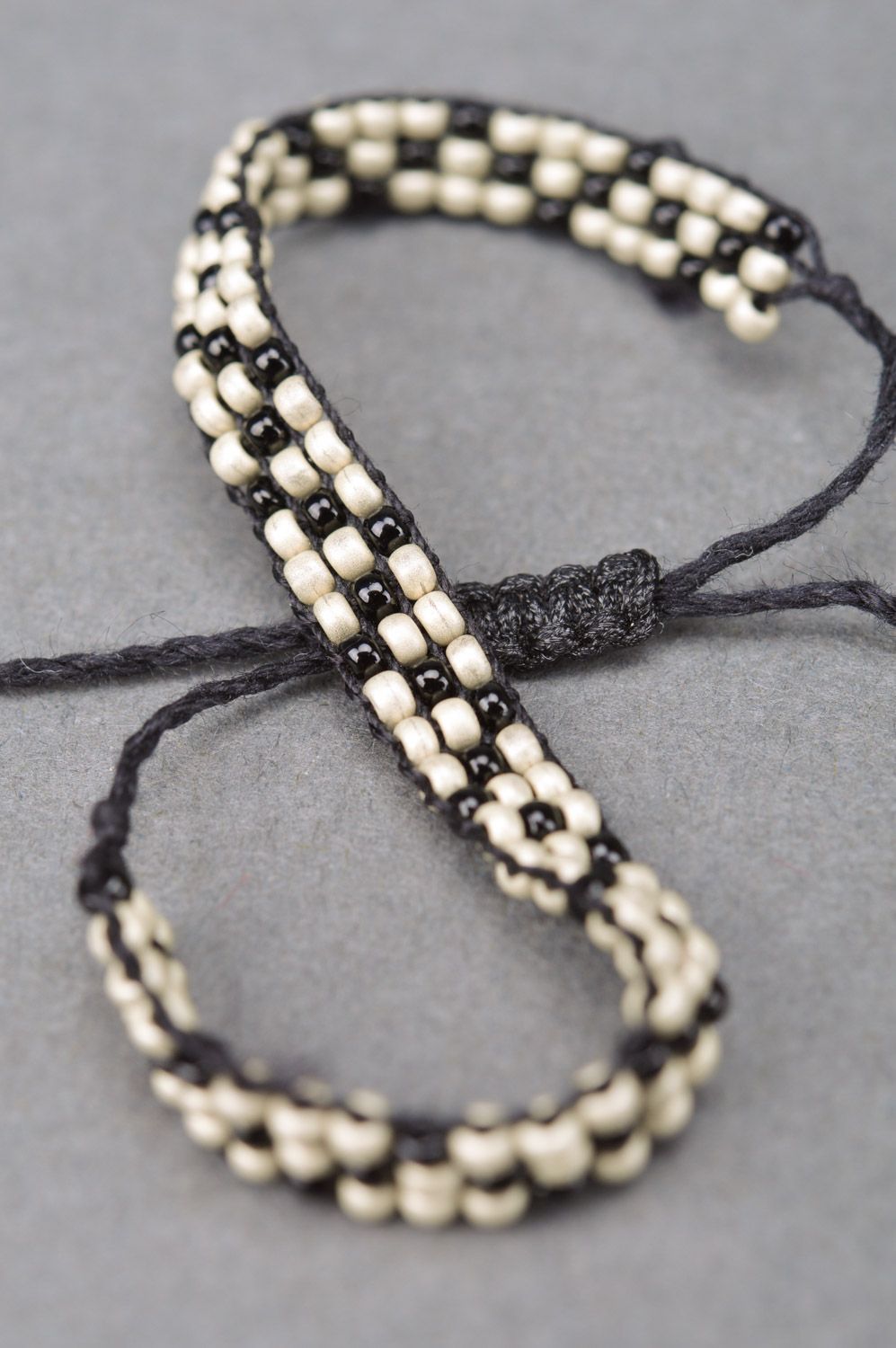 Bracelet de perles de rocaille avec ornement noir et blanc bijou fait main photo 5