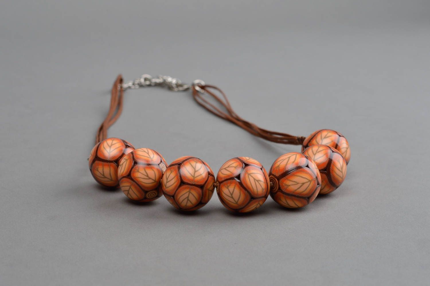 Modische bunte schöne handgemachte Halskette aus Polymerton Herbst Blätter foto 3
