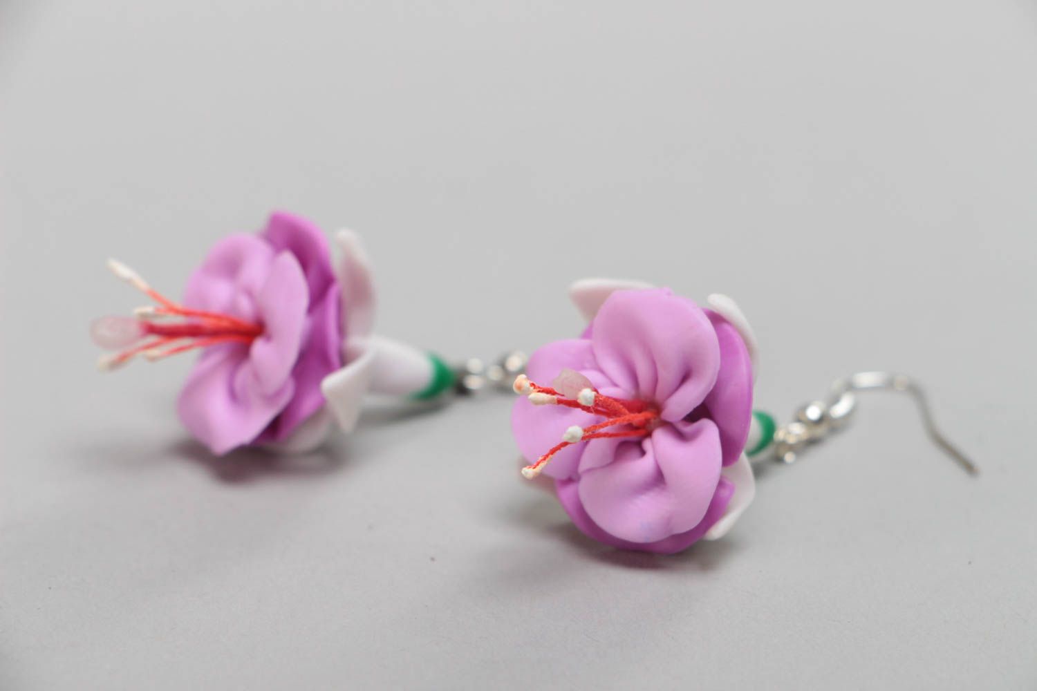 Schöne künstlerische lila Ohrringe Blumen aus Polymerton handgemacht Fuchsia  foto 3