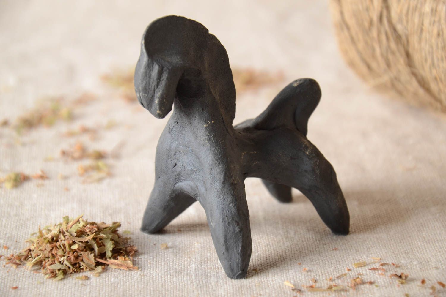 Авторская глиняная фигурка лошадки ручной работы из чернодымленной керамики фото 1
