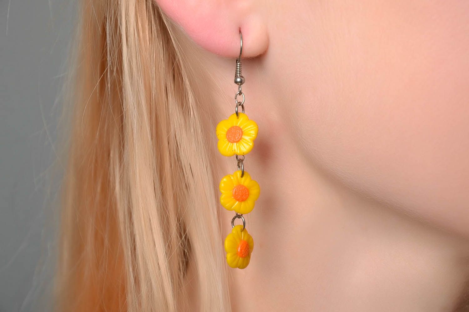 Boucles d'oreilles en pâte polymère fleurs jaunes  photo 3