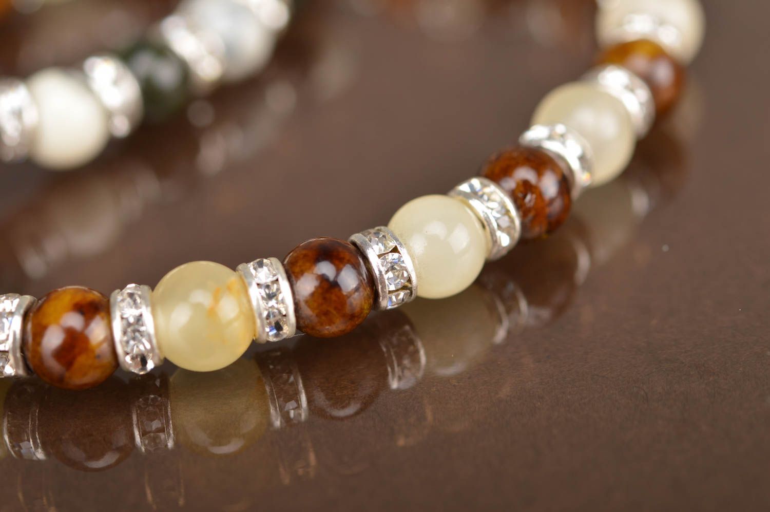 Künstlerisches Armband aus Perlen in Braun und Beige streng stilvoll handgemacht foto 4