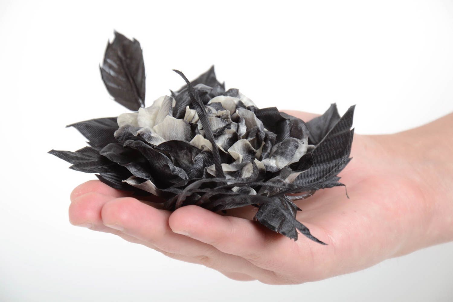 Текстильная брошь в виде пышного черного цветка авторского дизайна ручной работы фото 4