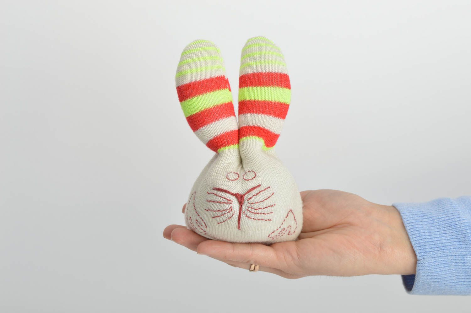 Peluche lapin petit en tissu de tricot jouet doux original fait à la main photo 5
