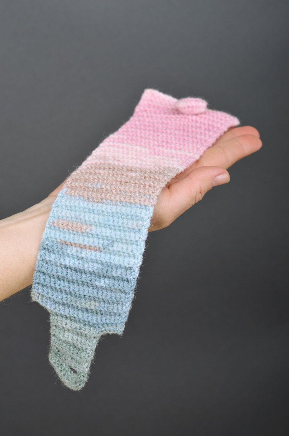 Couvre-tasse en laine au crochet multicolore rayé fait main avec bouton tricoté photo 3