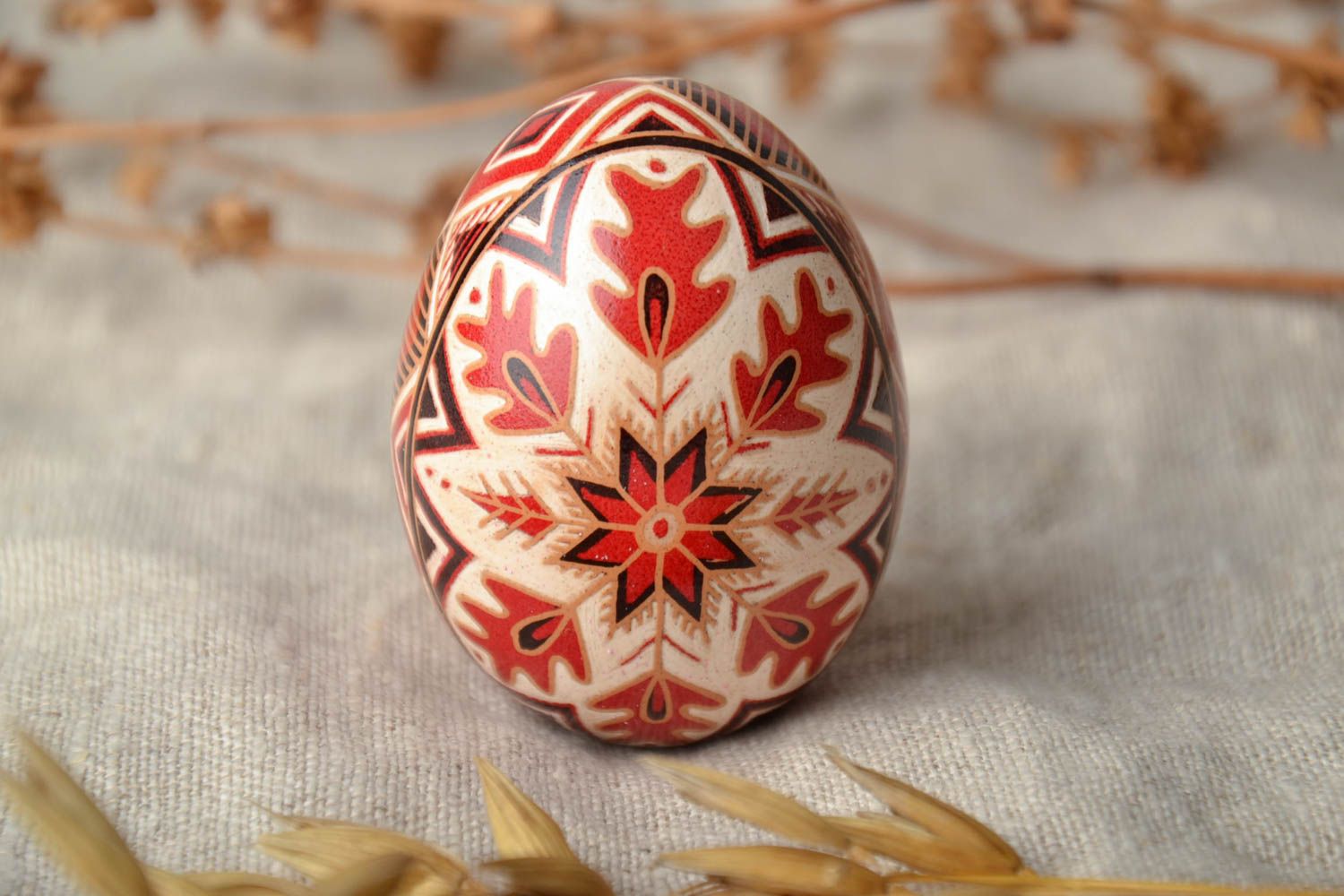 Bel oeuf de Pâques décoratif fait main original avec motif traditionnel photo 1