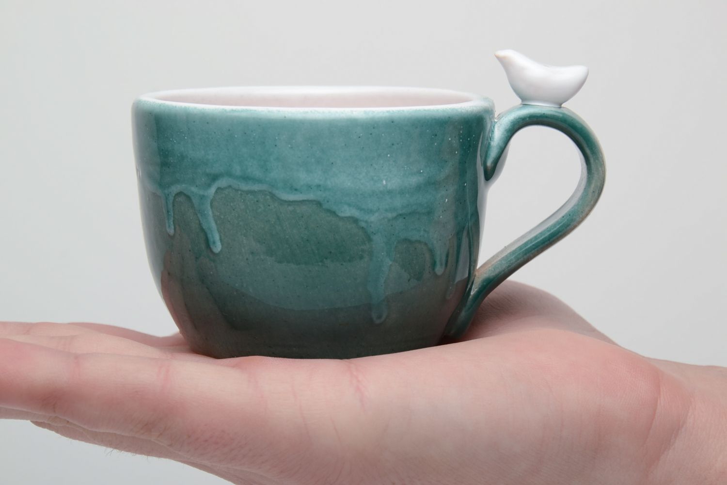 Глазурованная чашка керамическая с птичкой на ручке фото 5