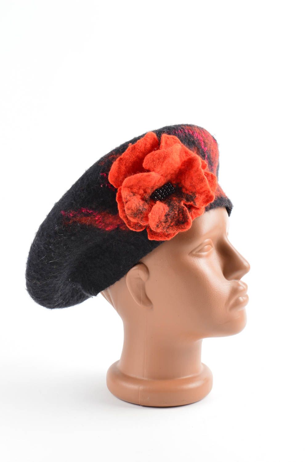 Modisches Accessoire handmade Baskenmütze Damen stilvolle Winter Mütze mit Blume foto 5