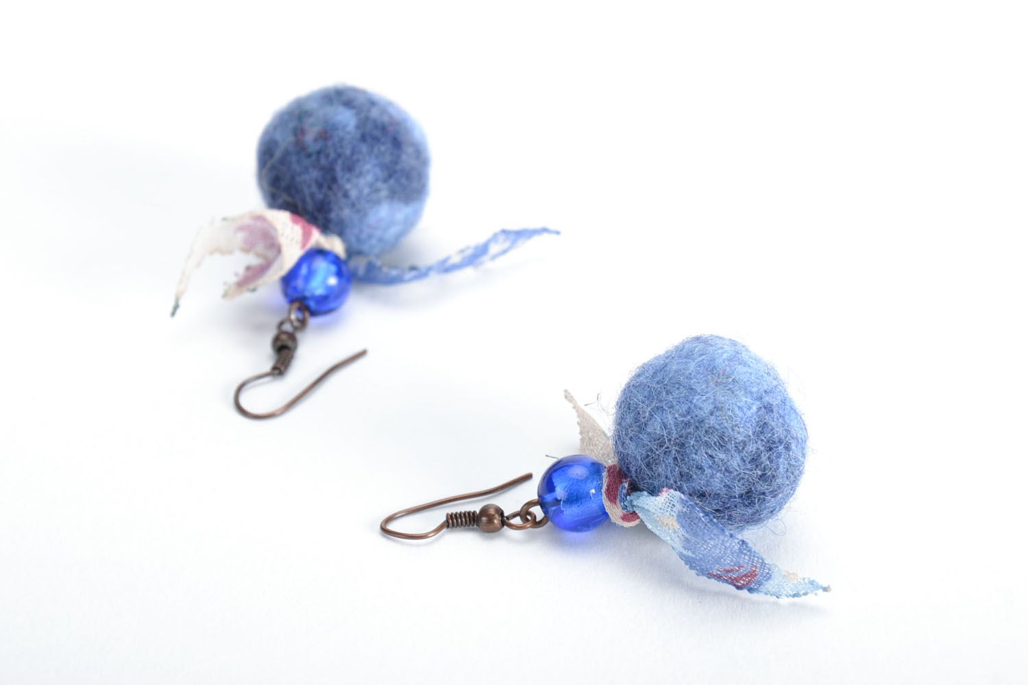 Boucles d'oreilles en laine feutrée bleues  photo 5