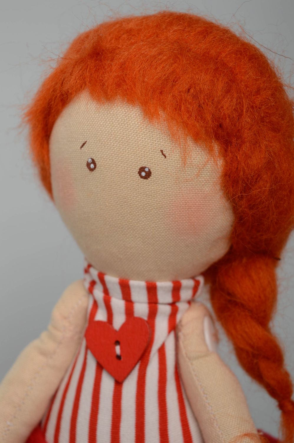 Künstlerische Puppe mit rotem Haar foto 2