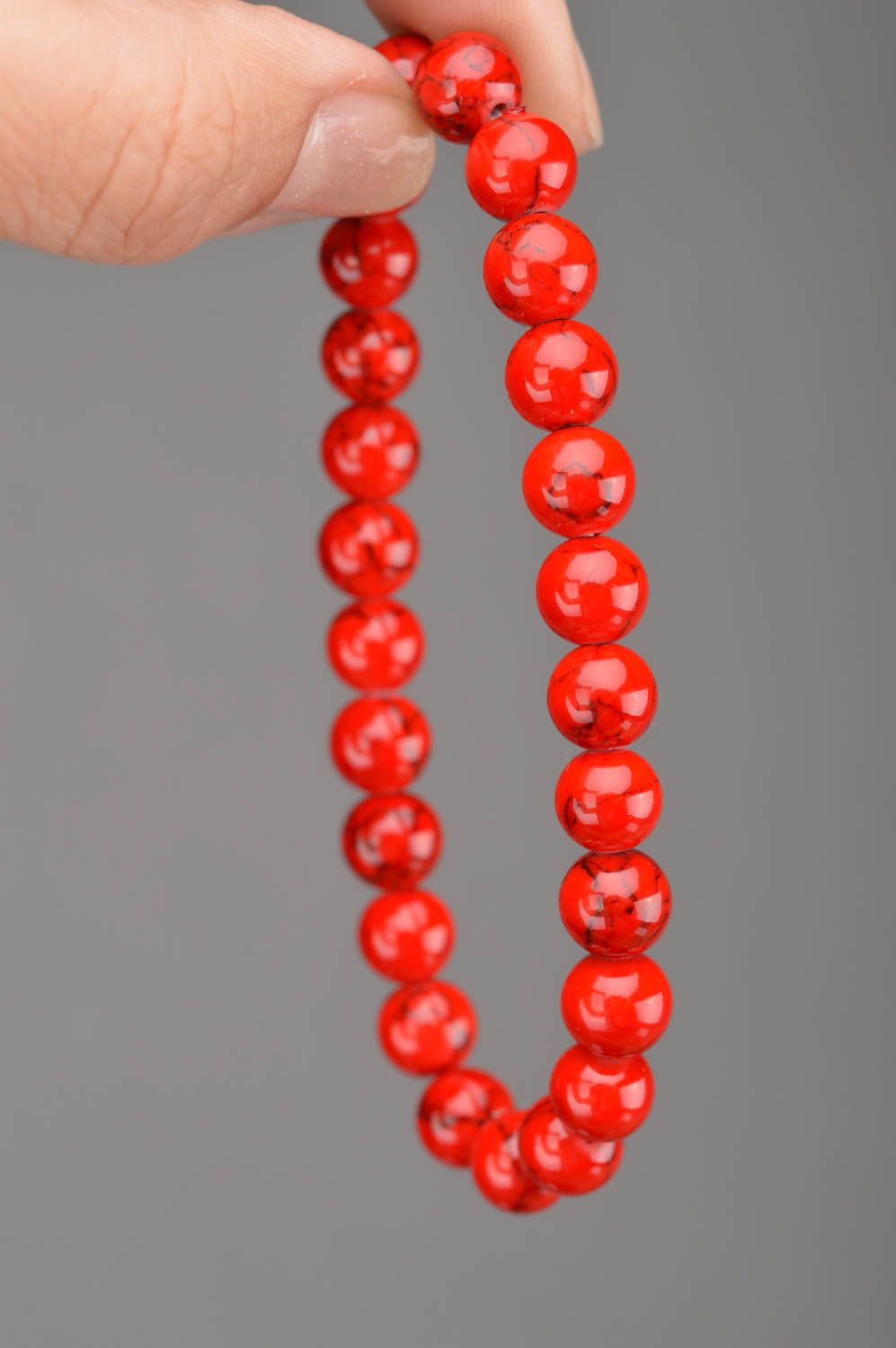 Bracelet de perles rouges fantaisie et élastique fait main stylé original photo 2
