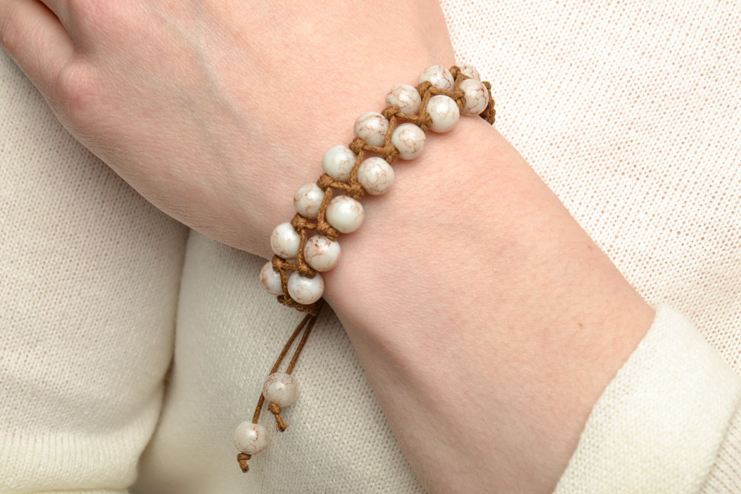 Bracelet en perles en plastique blanches et cordelette fait main pour femme  photo 5