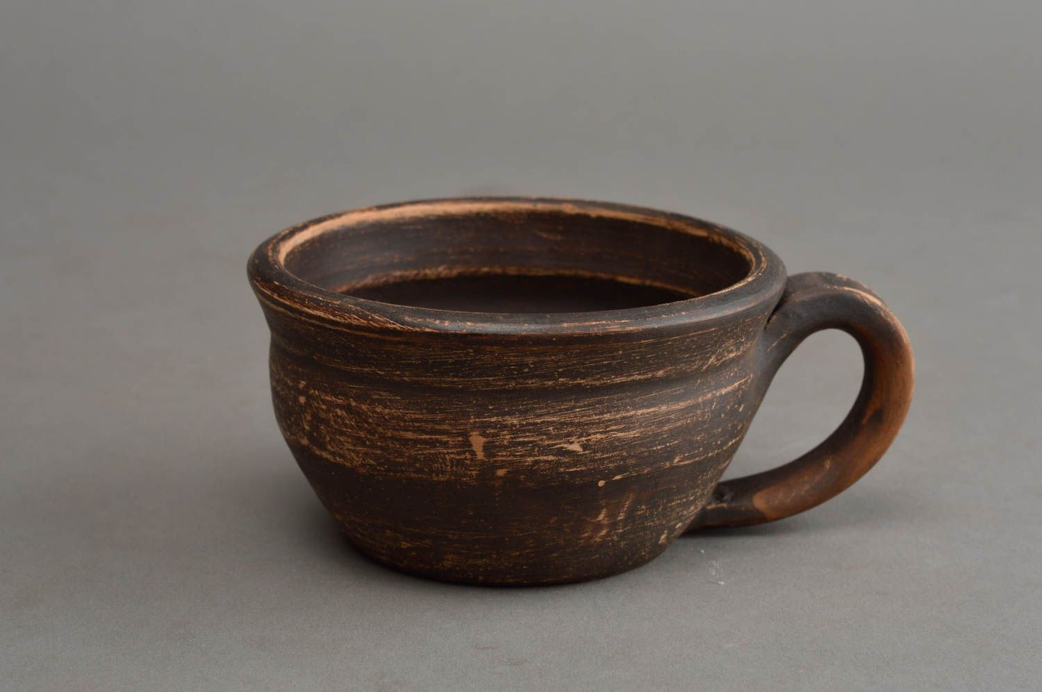 Глиняная чашка небольшая коричневая объемом 80 мл оригинальная ручной работы фото 2