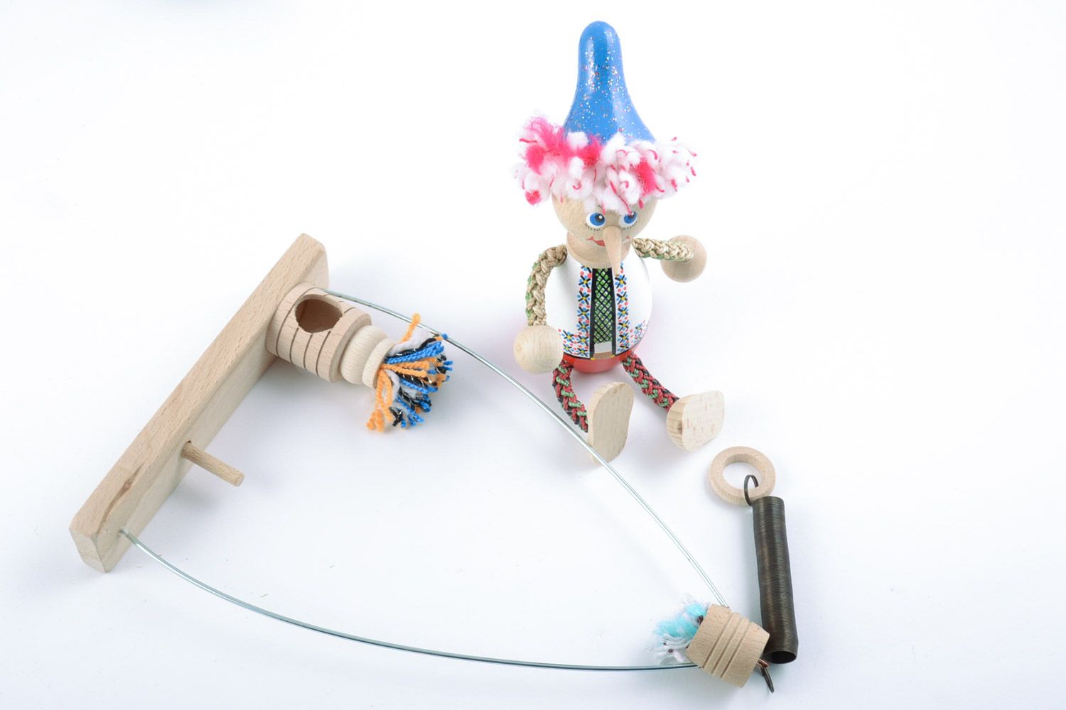 Nettes hölzernes Spielzeug handmade mit Schaukel aus Naturmaterialien mit Bemalung für Kleinkinder foto 5