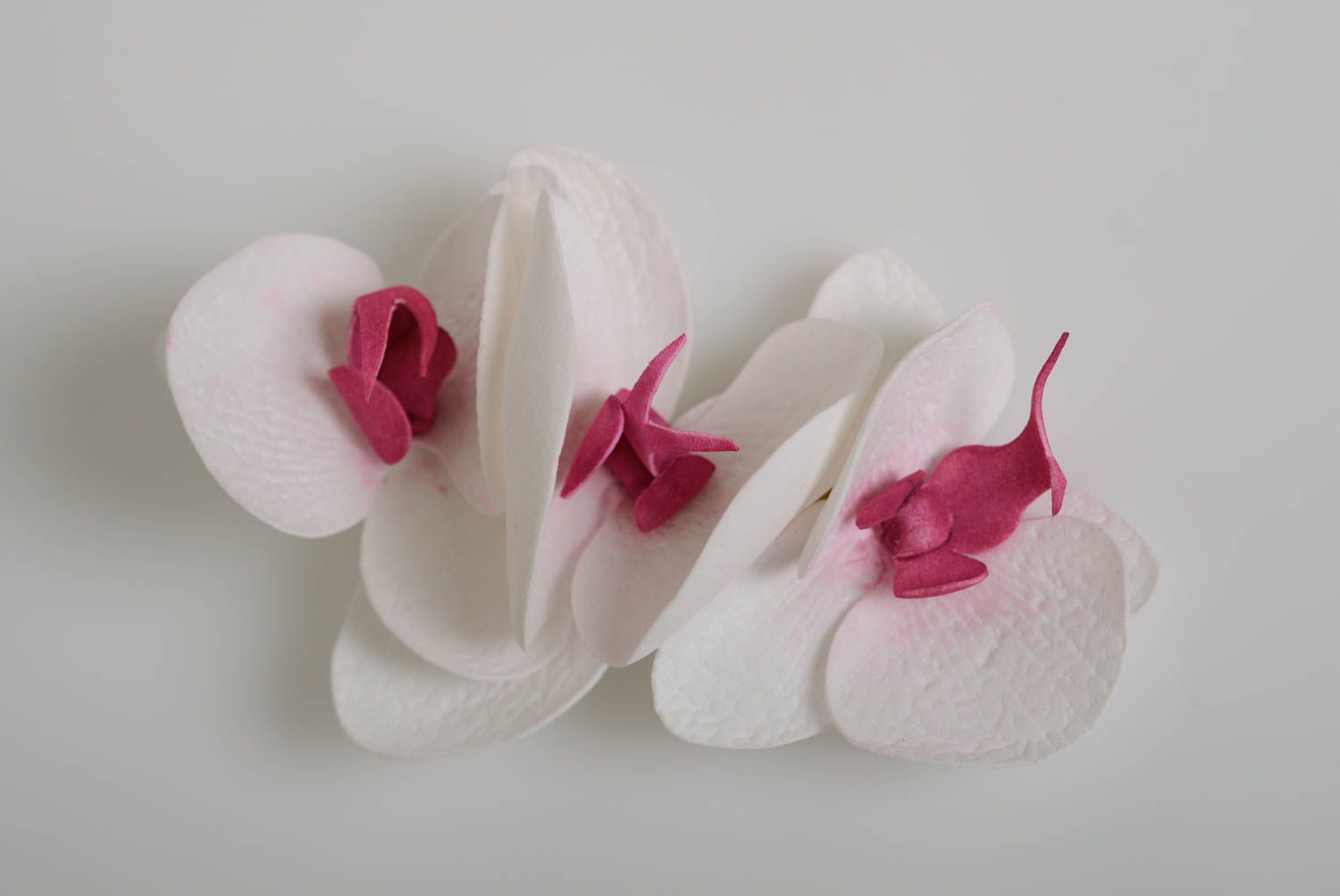 Zarte weiße Haarklemme mit Blume handmade Schmuck für Frauen aus Foamiran Orchidee foto 5