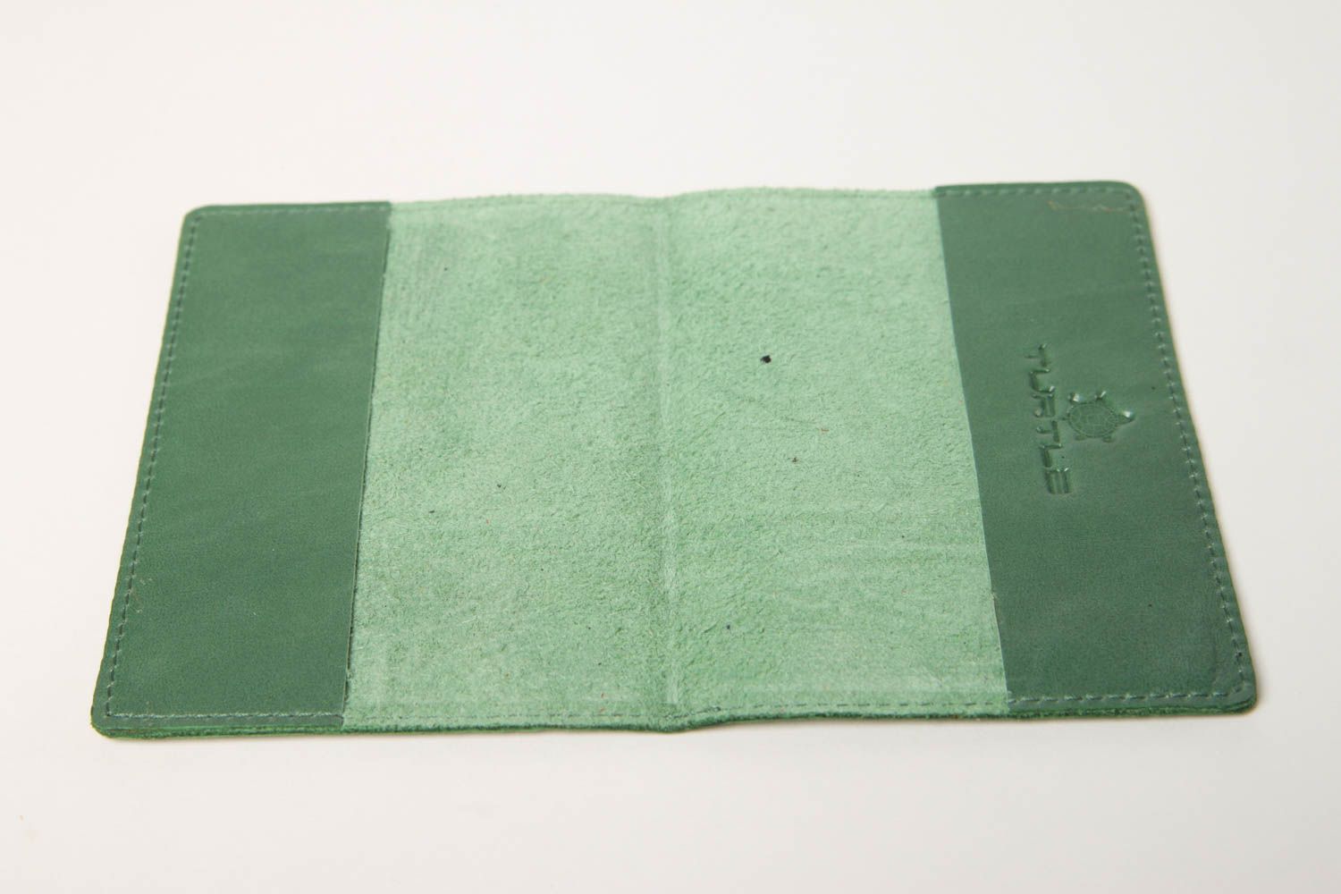 Необычный подарок ручной работы зеленая обложка на паспорт кожаный аксессуар фото 5