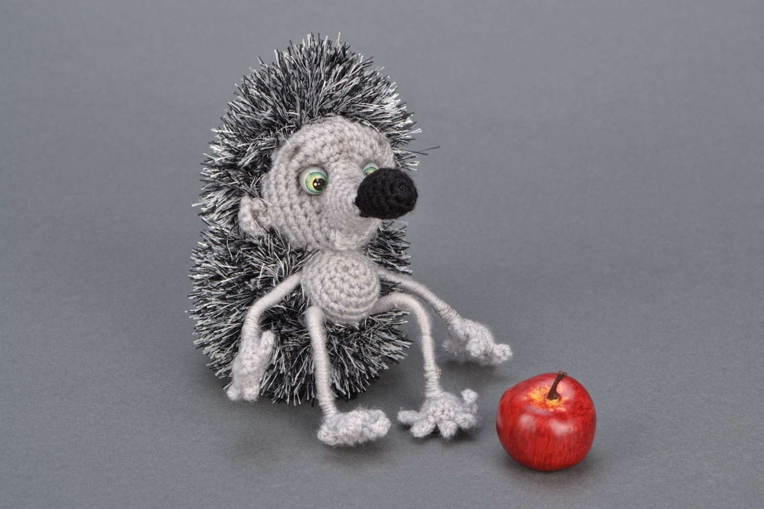Мягкая игрушка вязаная Ежик с яблочком фото 4
