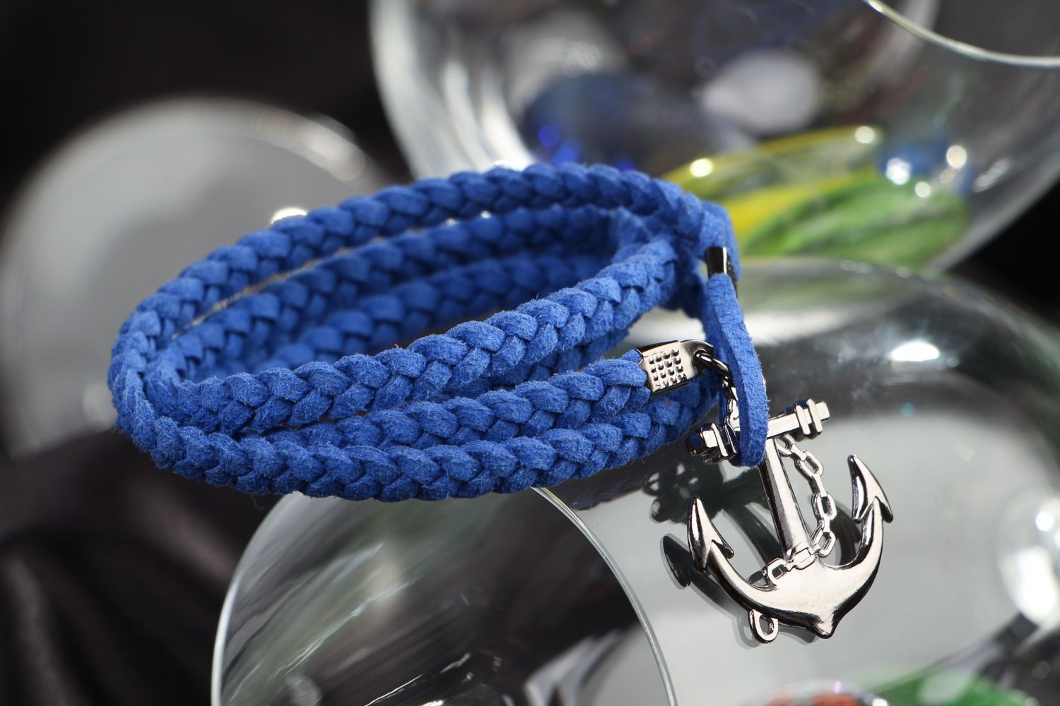 Blaues handgemachtes Armband aus Kunstwildleder mit Anker Anhänger aus Metall   foto 4