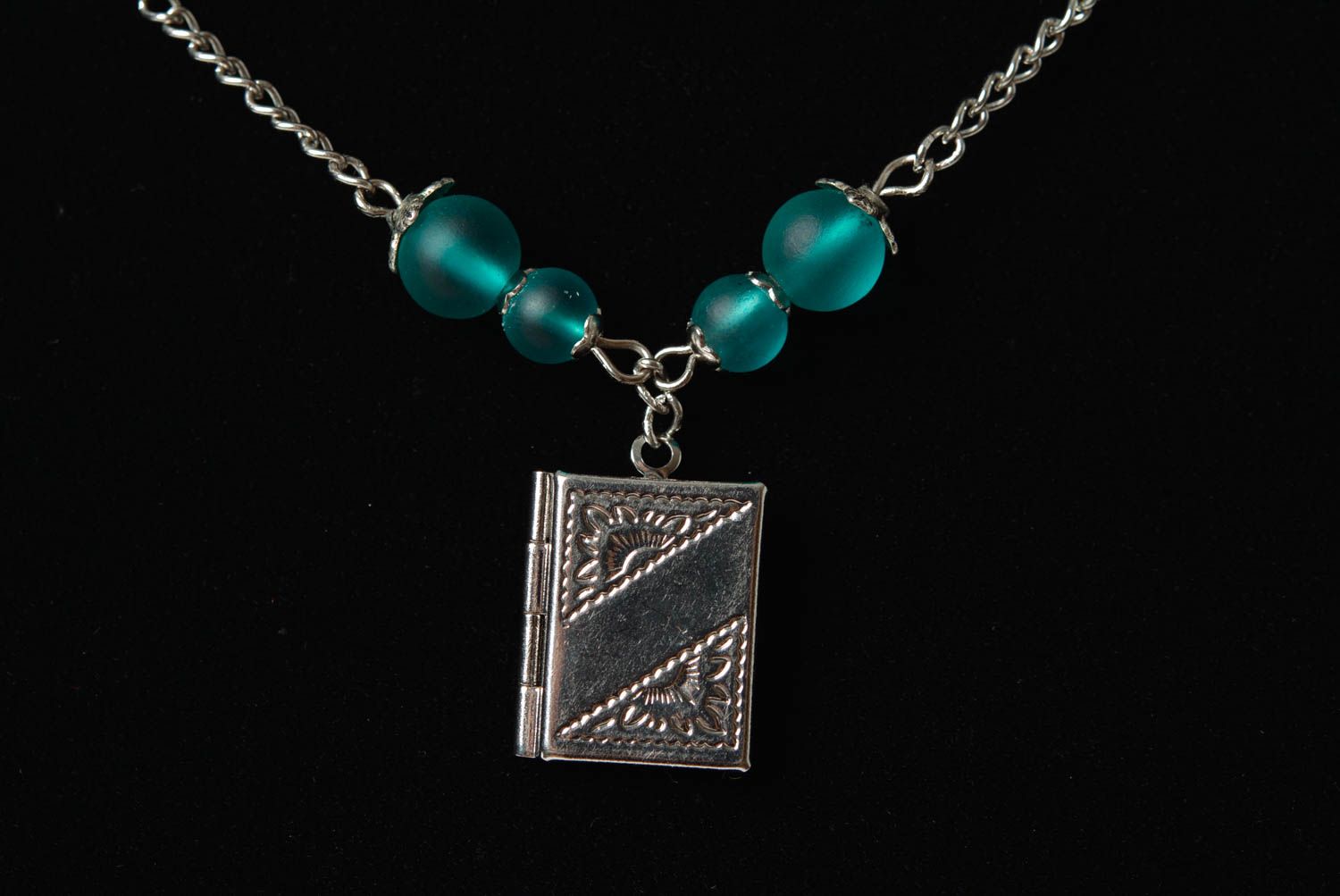 Médaillon en métal rectangulaire fait main sur chaînette avec perles de verre photo 5