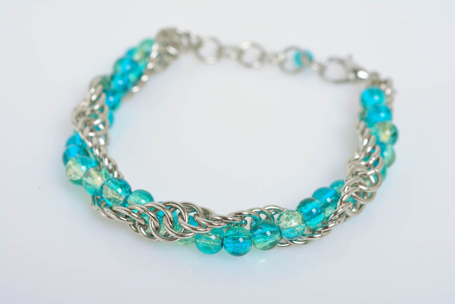Bracelet avec perles de verre de couleur turquoise fait main tressage de mailles photo 3