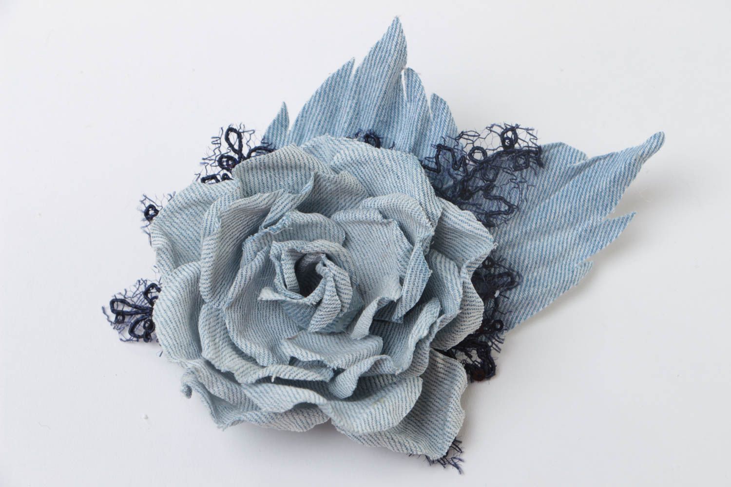 Джинсовая брошь заколка в виде цветка розы голубая большая красивая хэнд мейд фото 2