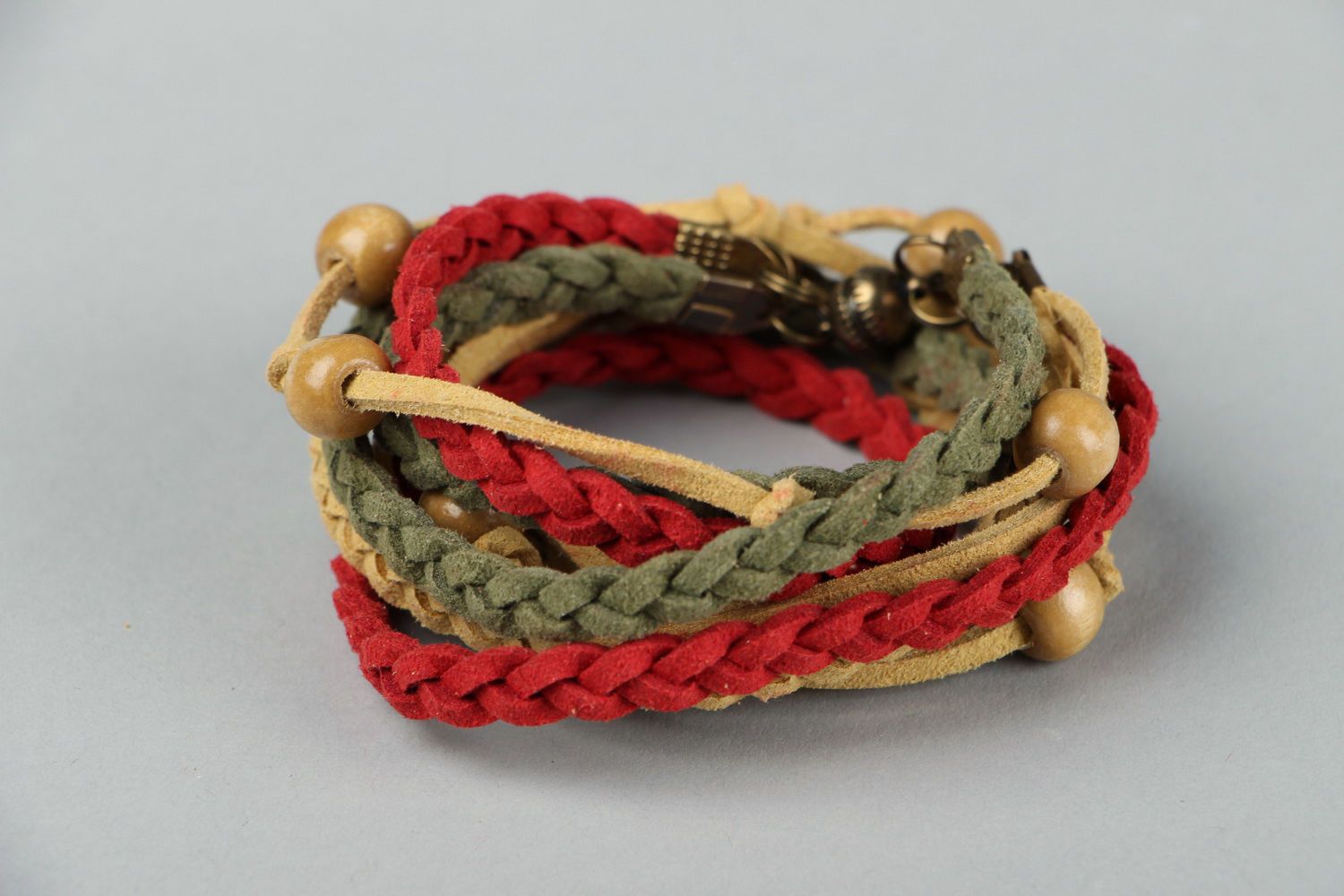 Bracelet en cuir multicolore avec des perles en bois photo 3