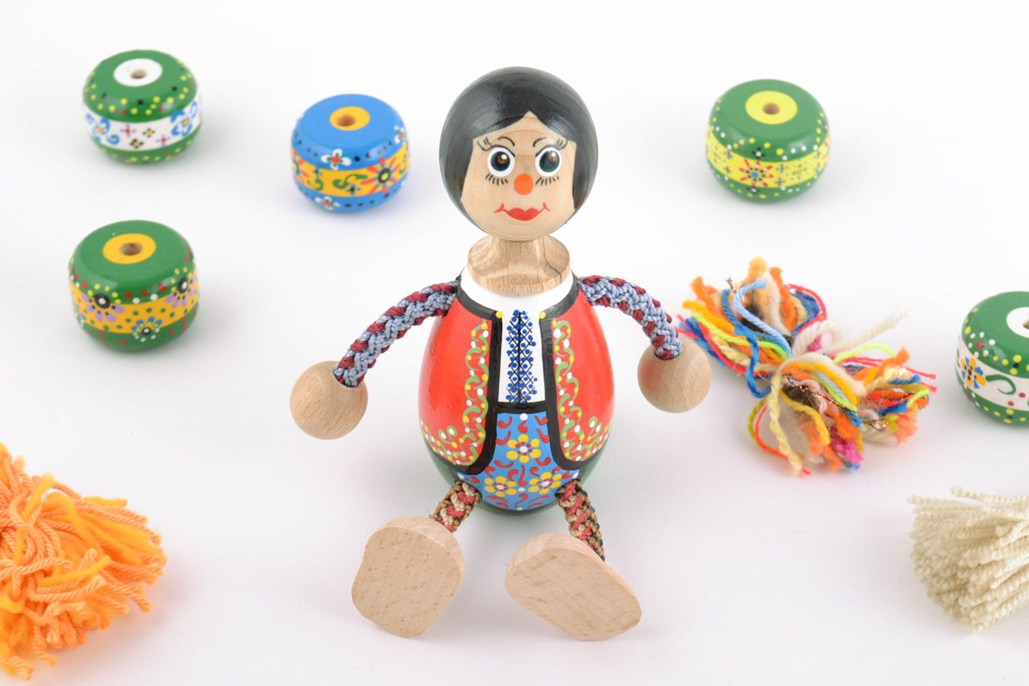 Bemalte handmade Spielzeug Puppe aus Holz für Kinder und Dekor  foto 1