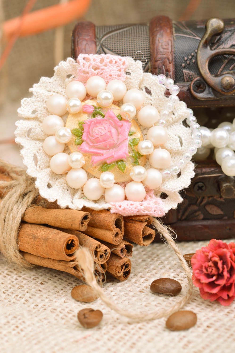 Weiße kleine Brosche mit Spitze Glasperlen und Kamee mit Blume handmade foto 1
