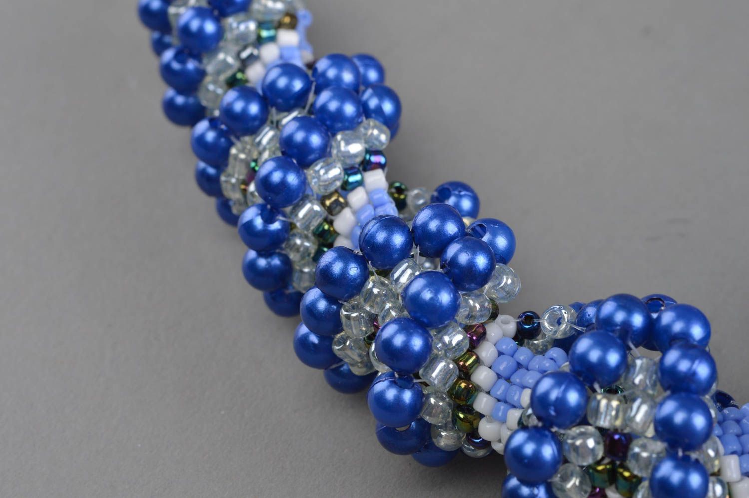 Blaues künstlerisches Collier aus Glasperlen originell schön handgeschaffen foto 5