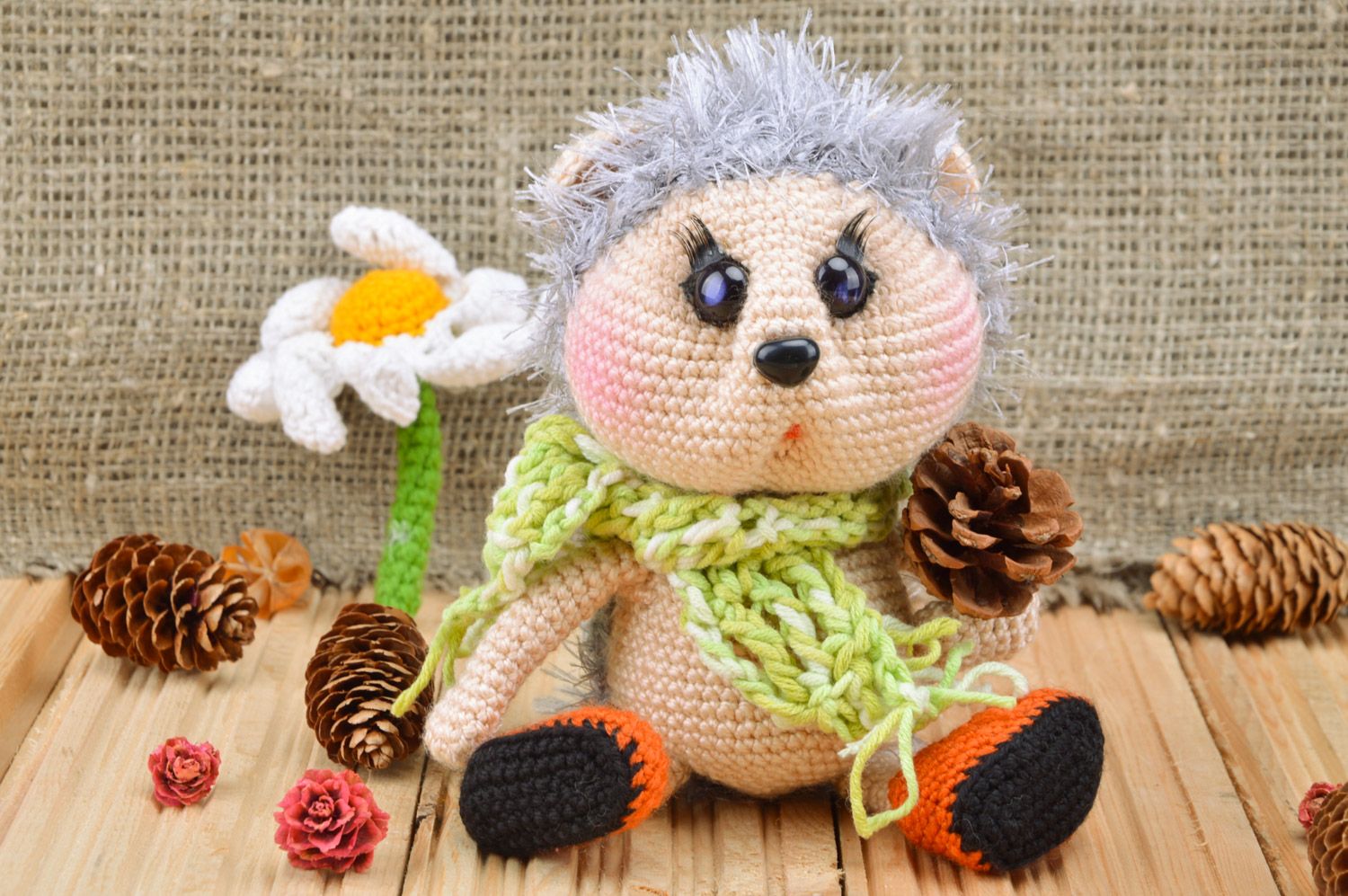 Jouet mou tricoté en fils acryliques au crochet fait main Hérisson avec fleur photo 1