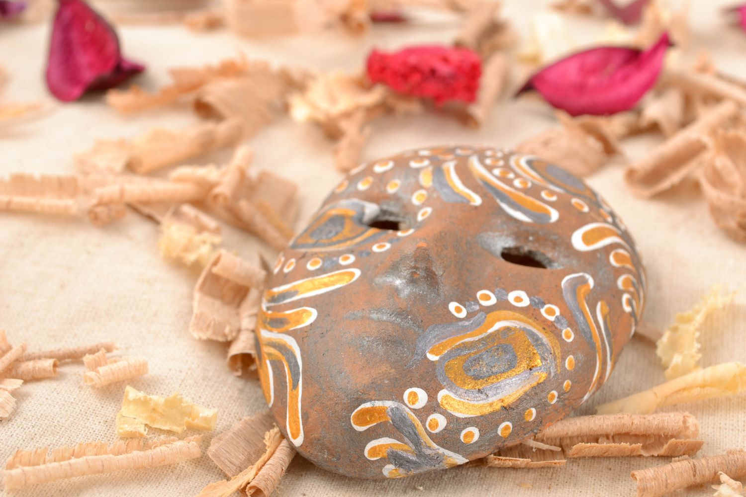 Глиняная интерьерная подвеска карнавальная маска ручная работа  фото 2