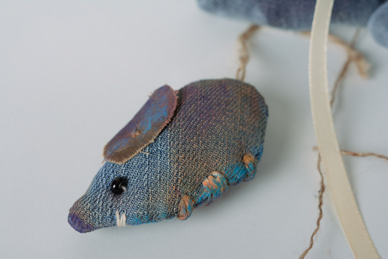 Peluche en tissu de jean faite main décorative originale chat avec souris photo 4