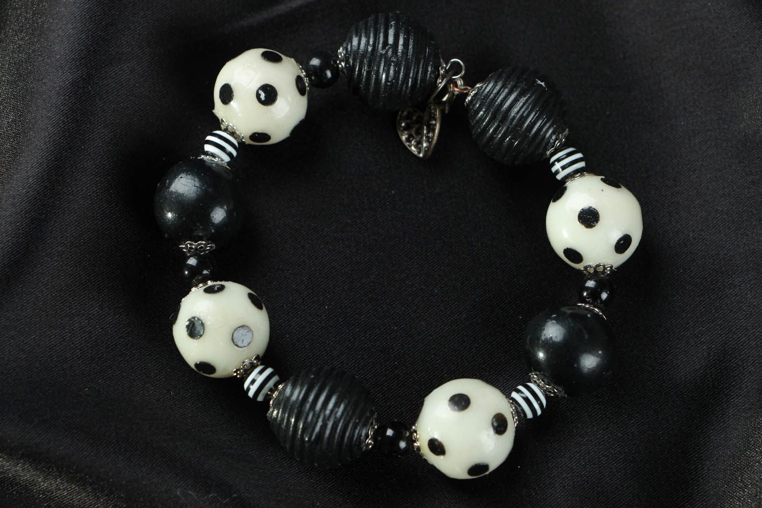 Bracelete artesanal de argila de polímero em cores de preto e branco foto 2