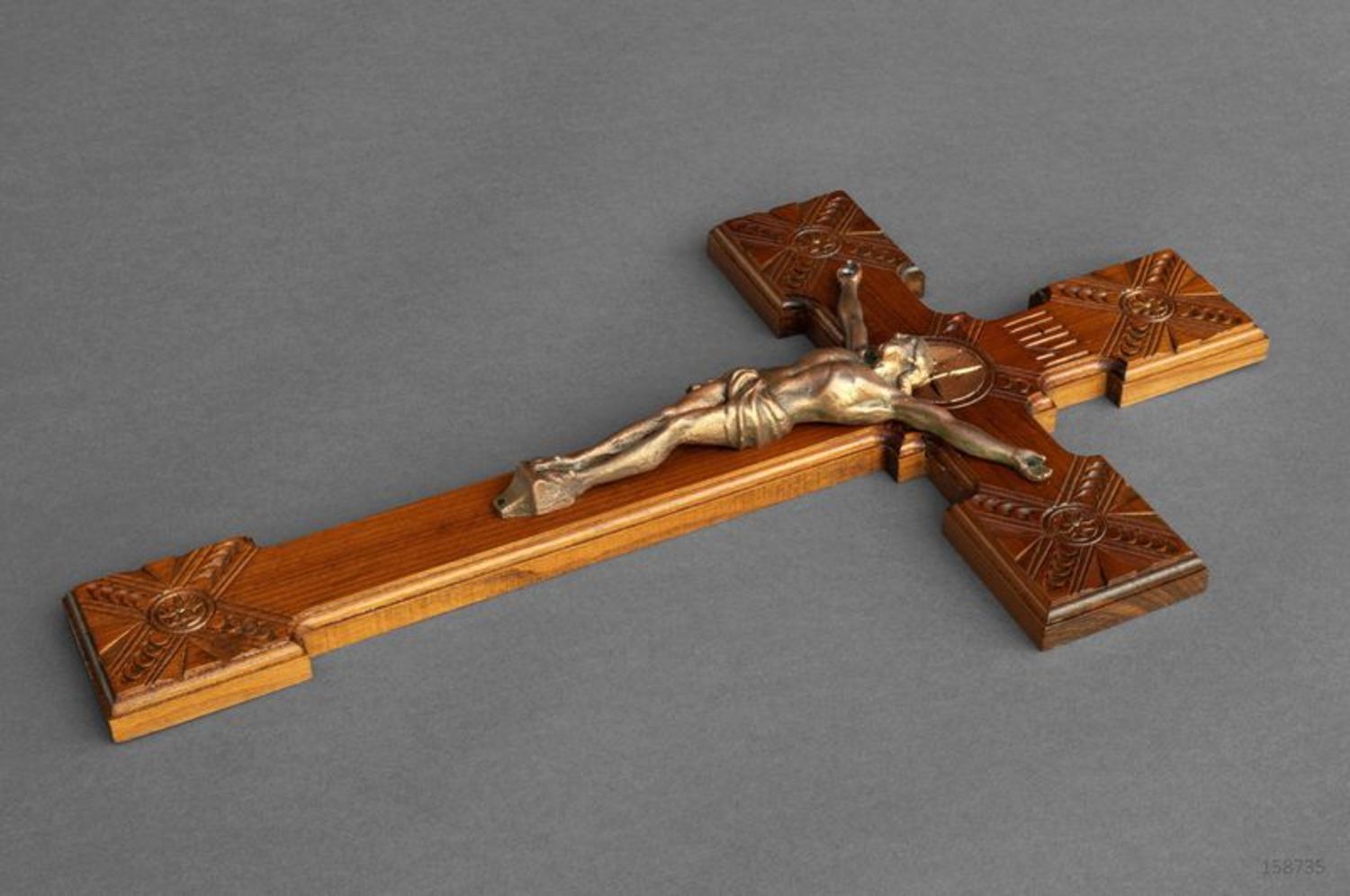 Crucifix mural en bois photo 1