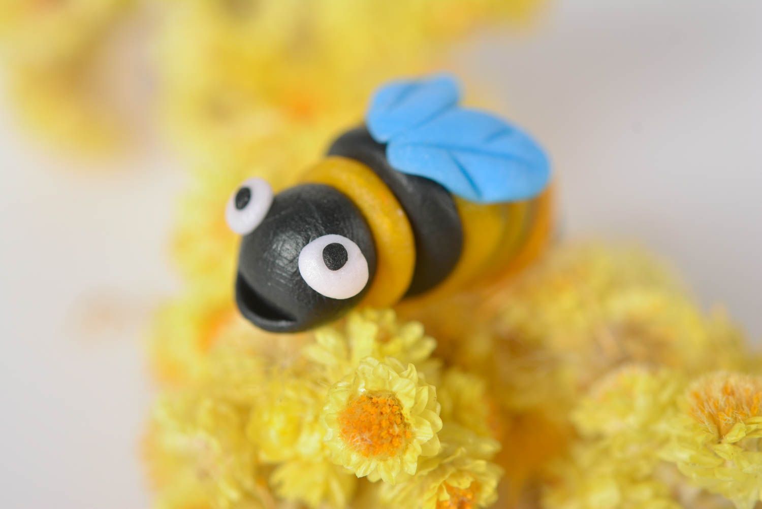 Figurine abeille Jouet fait main en pâte polymère miniature Cadeau original photo 1