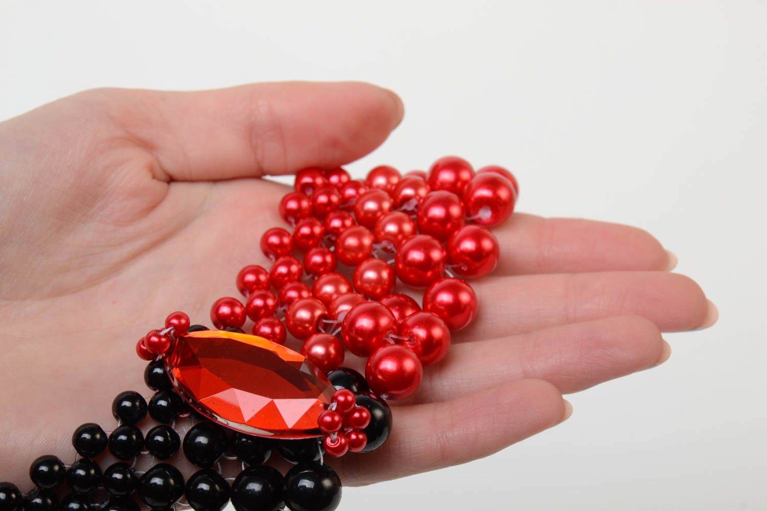 Collier de perles en plastique large multirang rouge noir fait main pour femme  photo 5