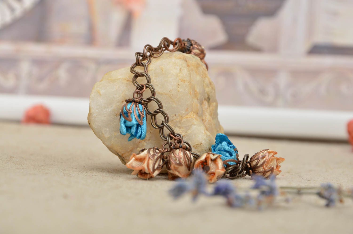 Handmade Blumen Armband Designer Schmuck Frauen Accessoire blau beige aus Atlas foto 1