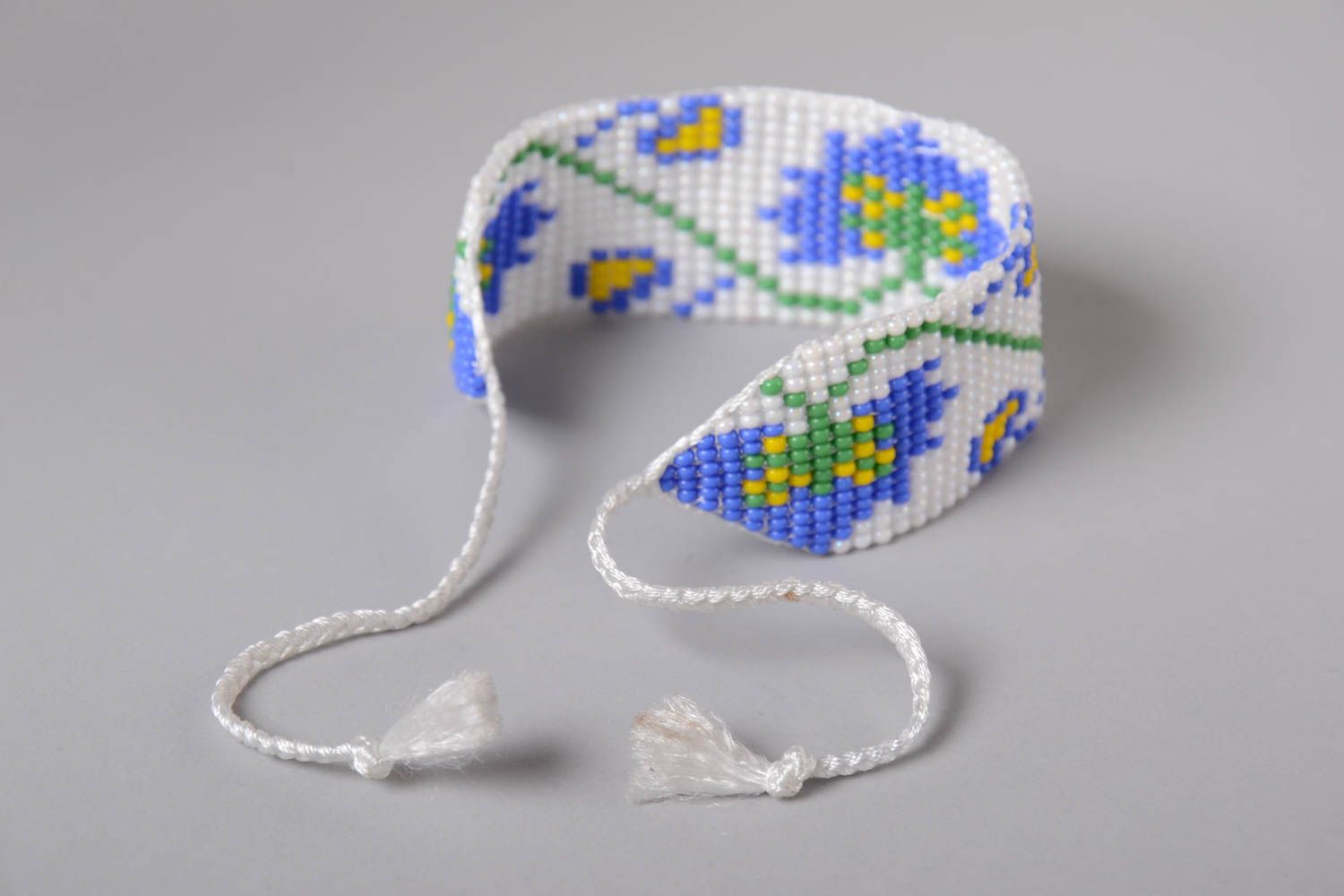Bracelet en perles de rocaille et fils fait main blanc à fleurs bleues femme photo 4