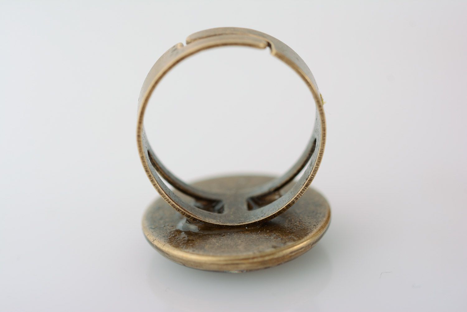 Черное кольцо с цветком в эпоксидной смоле ручной работы круглое нарядное фото 3