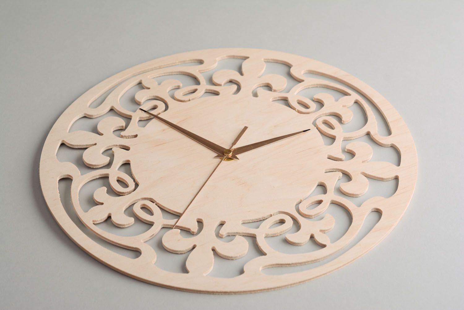Forme en bois horloge faite main Ajourée   photo 1