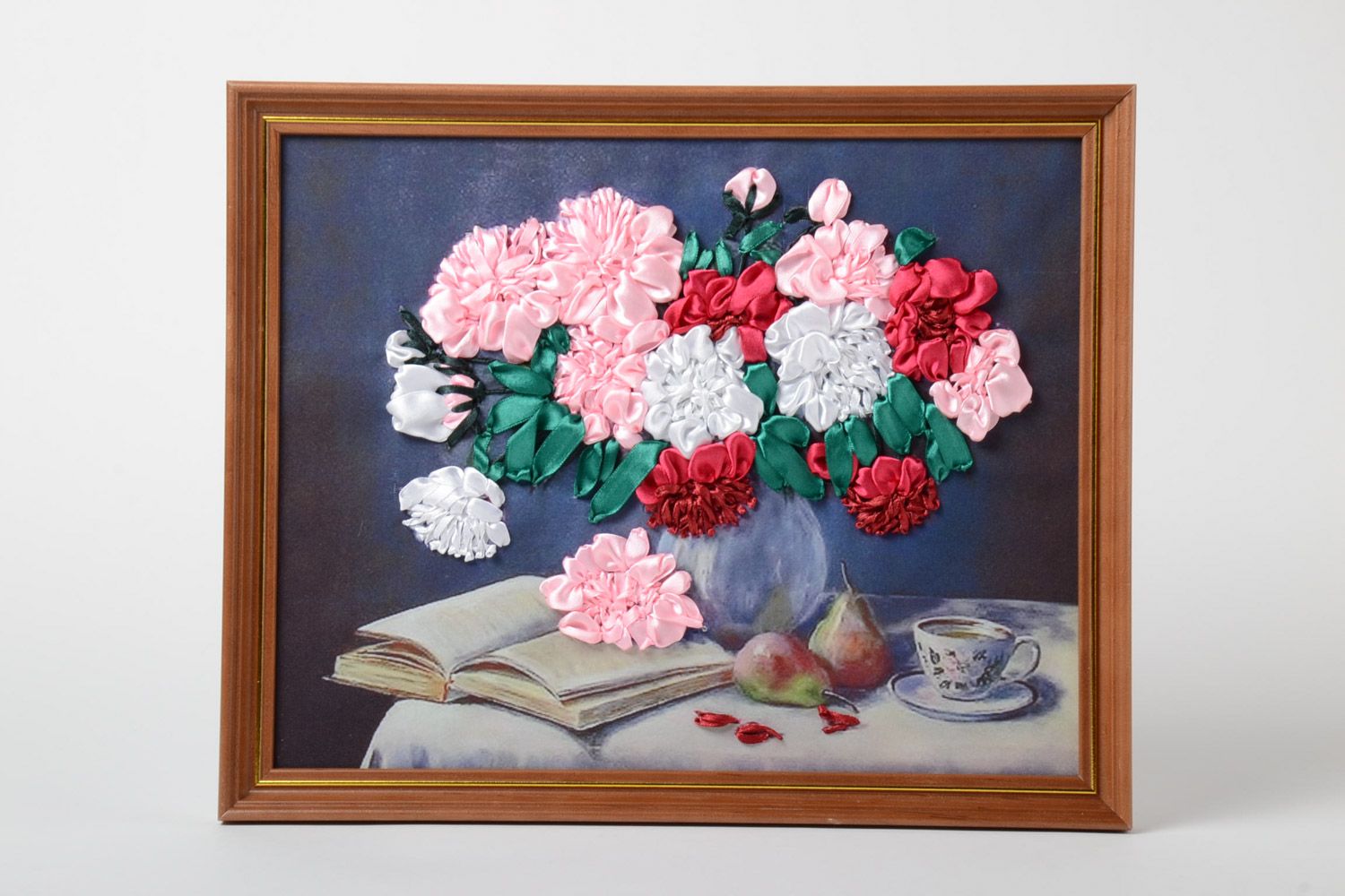 Handgemachtes Wandbild im Rahmen aus Holz mit Blumen aus Atlasbändern für Dekor foto 1