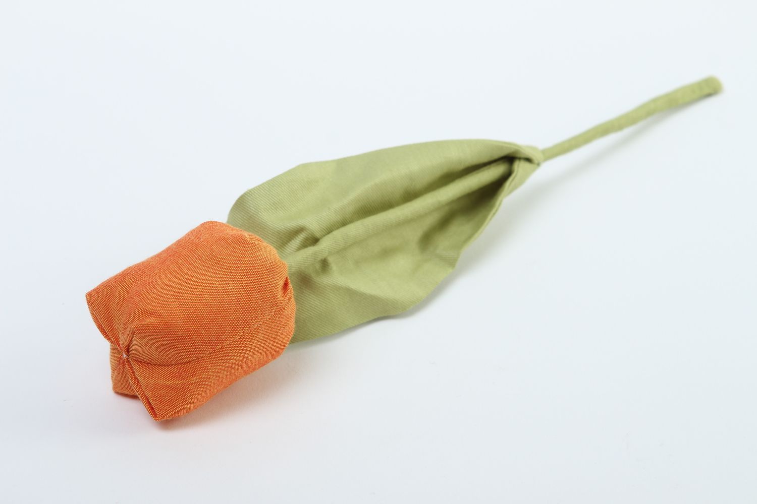 Flor de tela hecha a mano tulipán artificial rojo bonito elemento decorativo foto 2