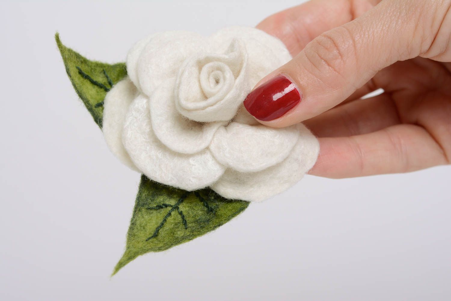 Broche barrette en laine naturelle feutrée faite main grande Rose blanche photo 4