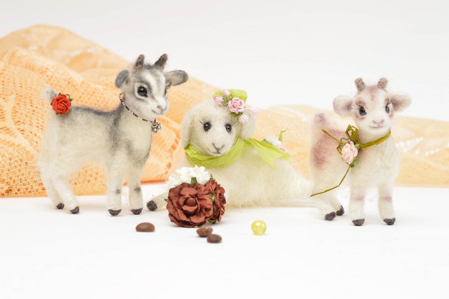Jouets enfant fait main Peluches animaux laine Déco maison 3 pièces chèvres bouc photo 1
