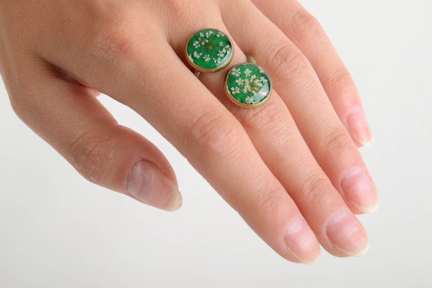 Origineller handmade Ring aus Epoxidharz in Grün mit Blumen schön stilvoll foto 2