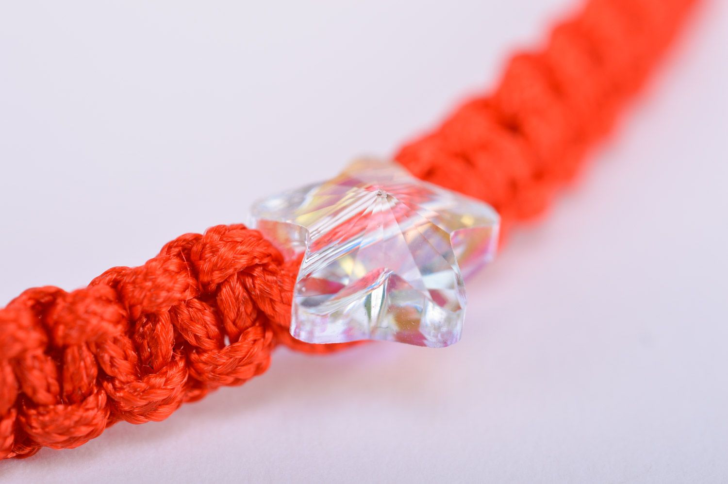 Красный браслет из ниток плетеный с кристаллом ручной работы с регулируемым размером фото 4