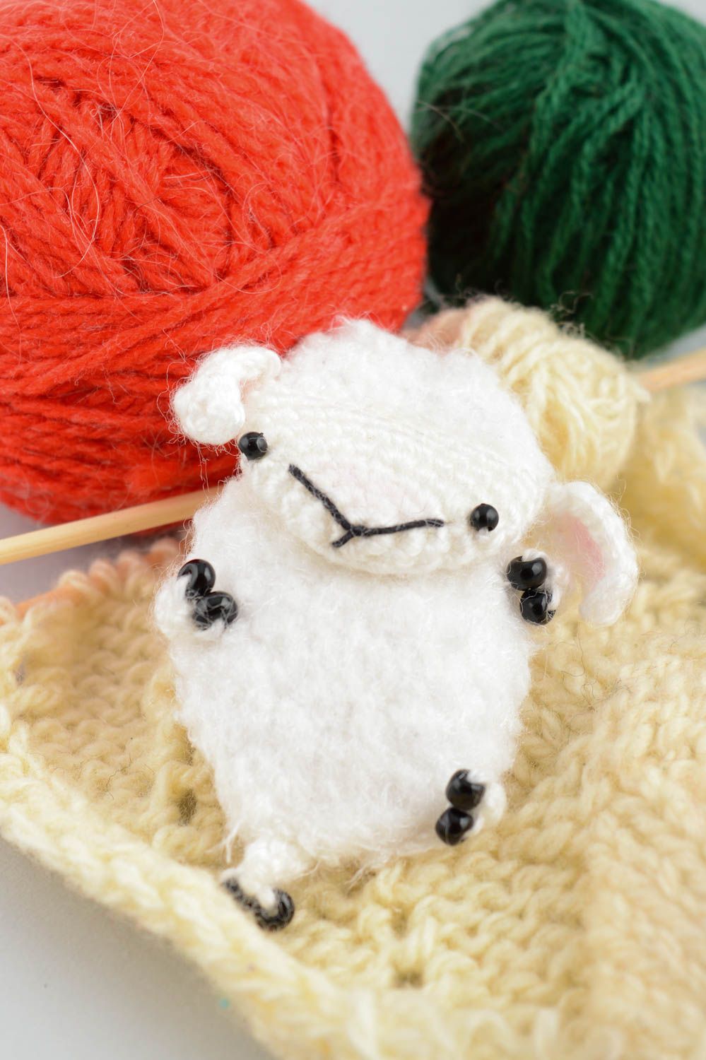 Мягкая вязаная игрушка магнит в виде овечки белая амигуруми маленькая хэнд мейд фото 1