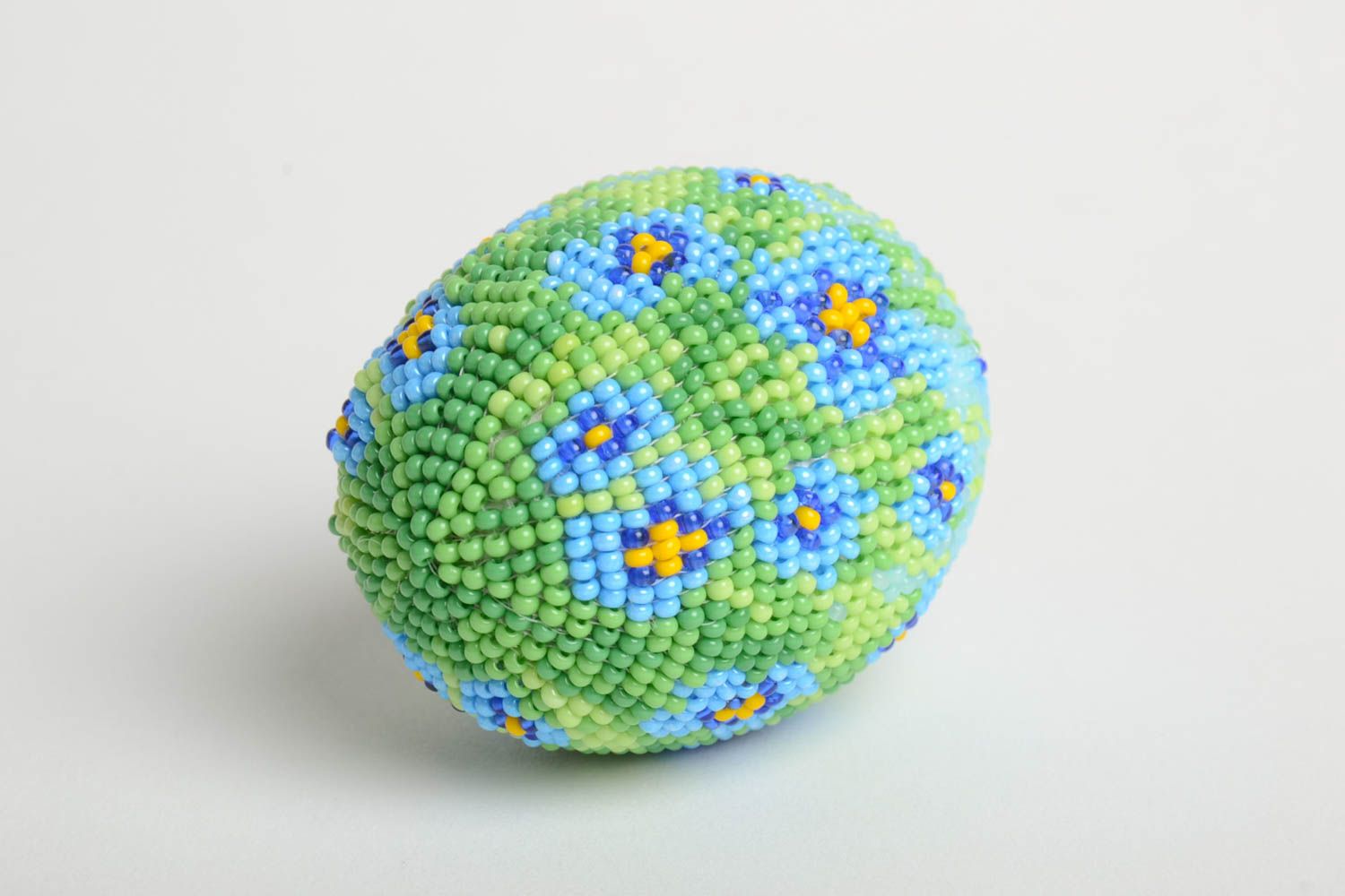 Яйцо из бисера ручной работы декоративный элемент предмет интерьера голубое  фото 4