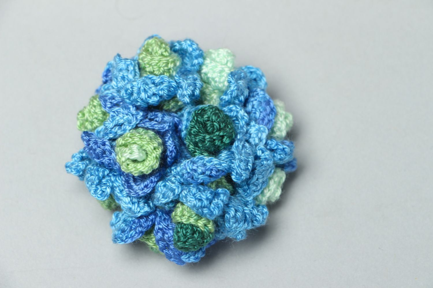 Broche tricotée en forme de fleur bleue photo 1