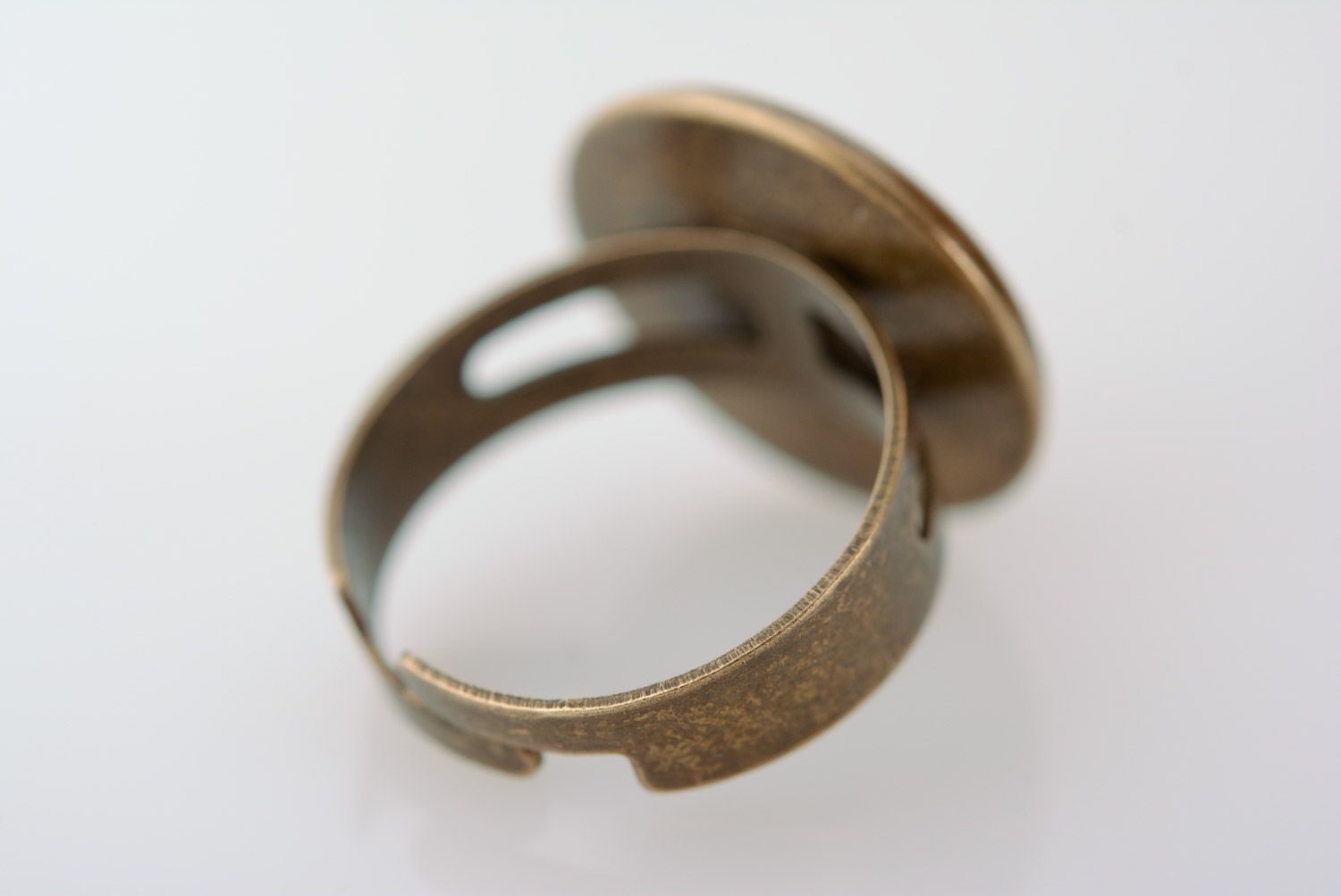 Круглое кольцо перстень ручной работы с лепестком под эпоксидной смолой  фото 4